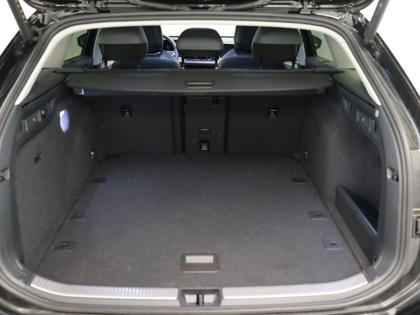 Fahrzeugabbildung Volkswagen Passat Variant 1.5 eTSI DSG Business CarPlay|HUD