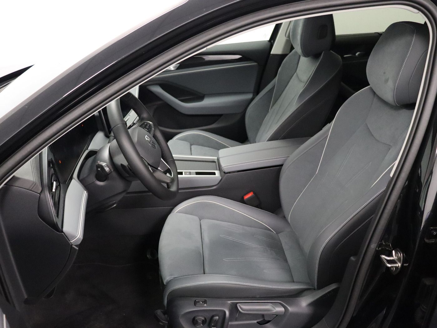 Fahrzeugabbildung Volkswagen Passat Variant 1.5 eTSI DSG Business CarPlay|HUD