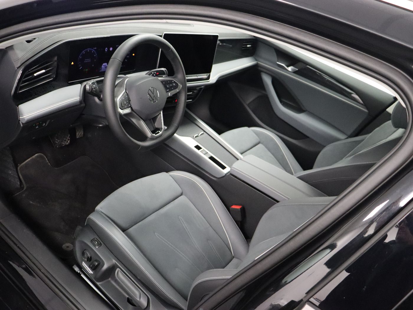 Fahrzeugabbildung Volkswagen Passat Variant 1.5 eTSI DSG Business CarPlay|HUD