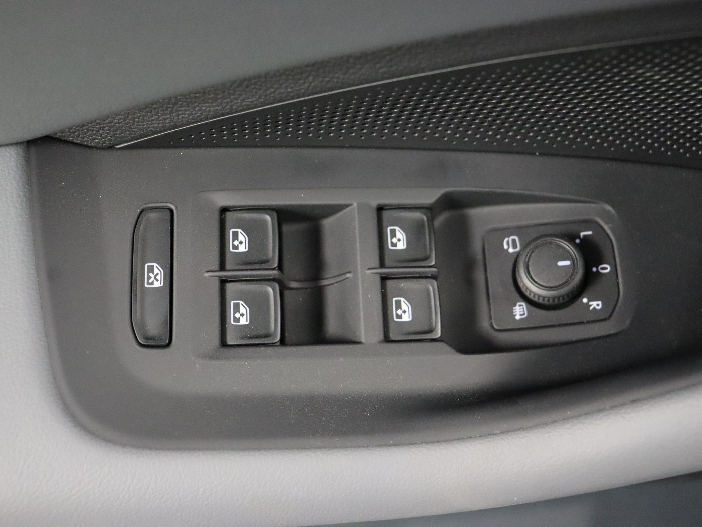 Fahrzeugabbildung Volkswagen Passat Variant 1.5 eTSI DSG Business CarPlay|HUD