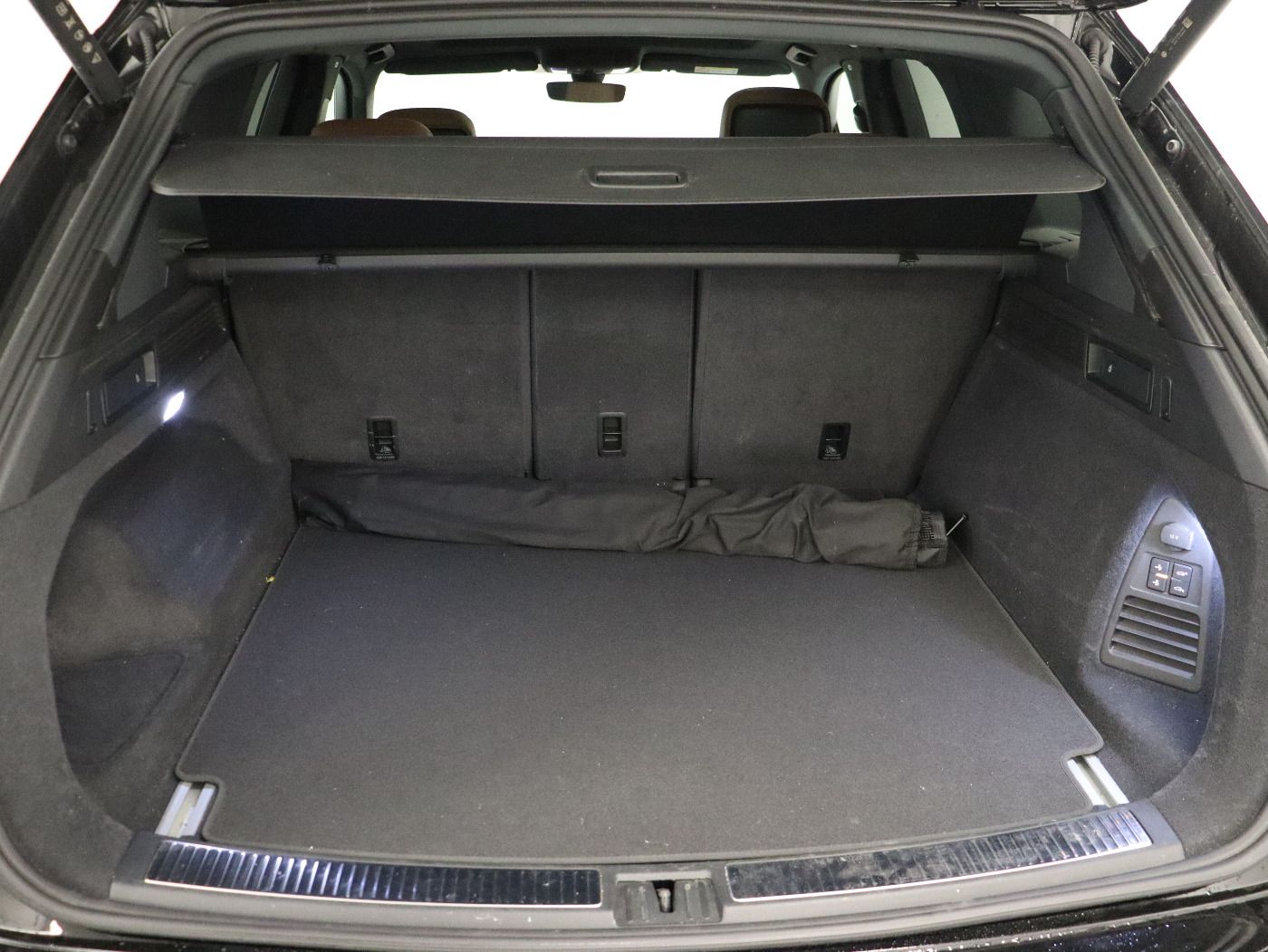 Fahrzeugabbildung Volkswagen Touareg 3.0 TSI 4 Motion tiptronic R- line |AHK