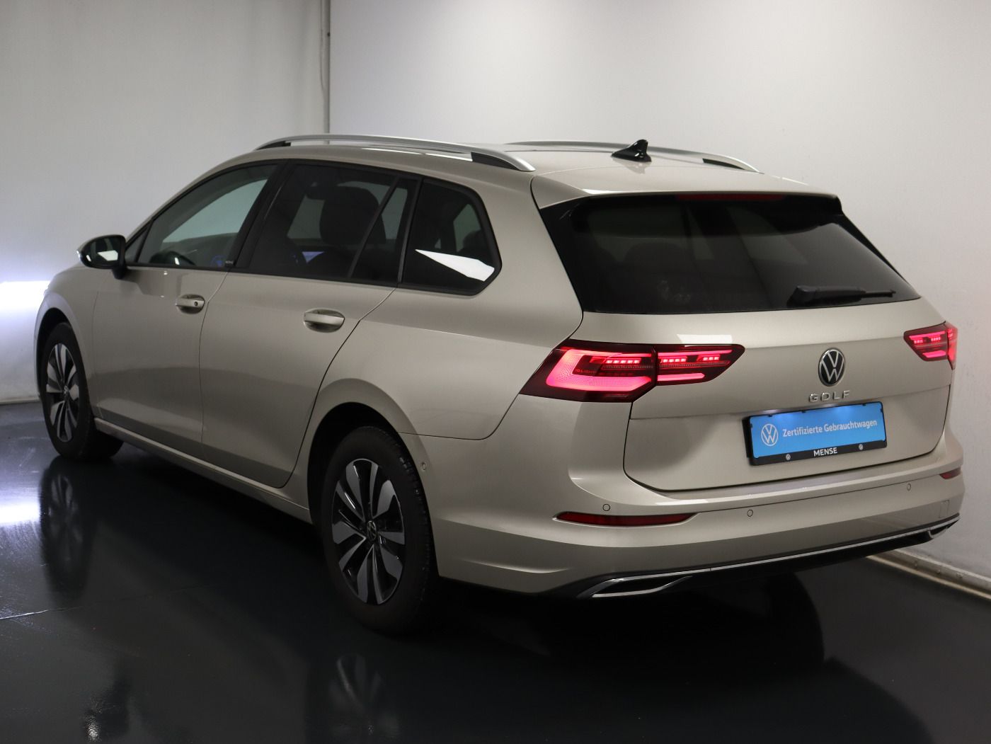 Fahrzeugabbildung Volkswagen Golf VIII Variant 2.0 TDI DSG Move |AHK|Matrix