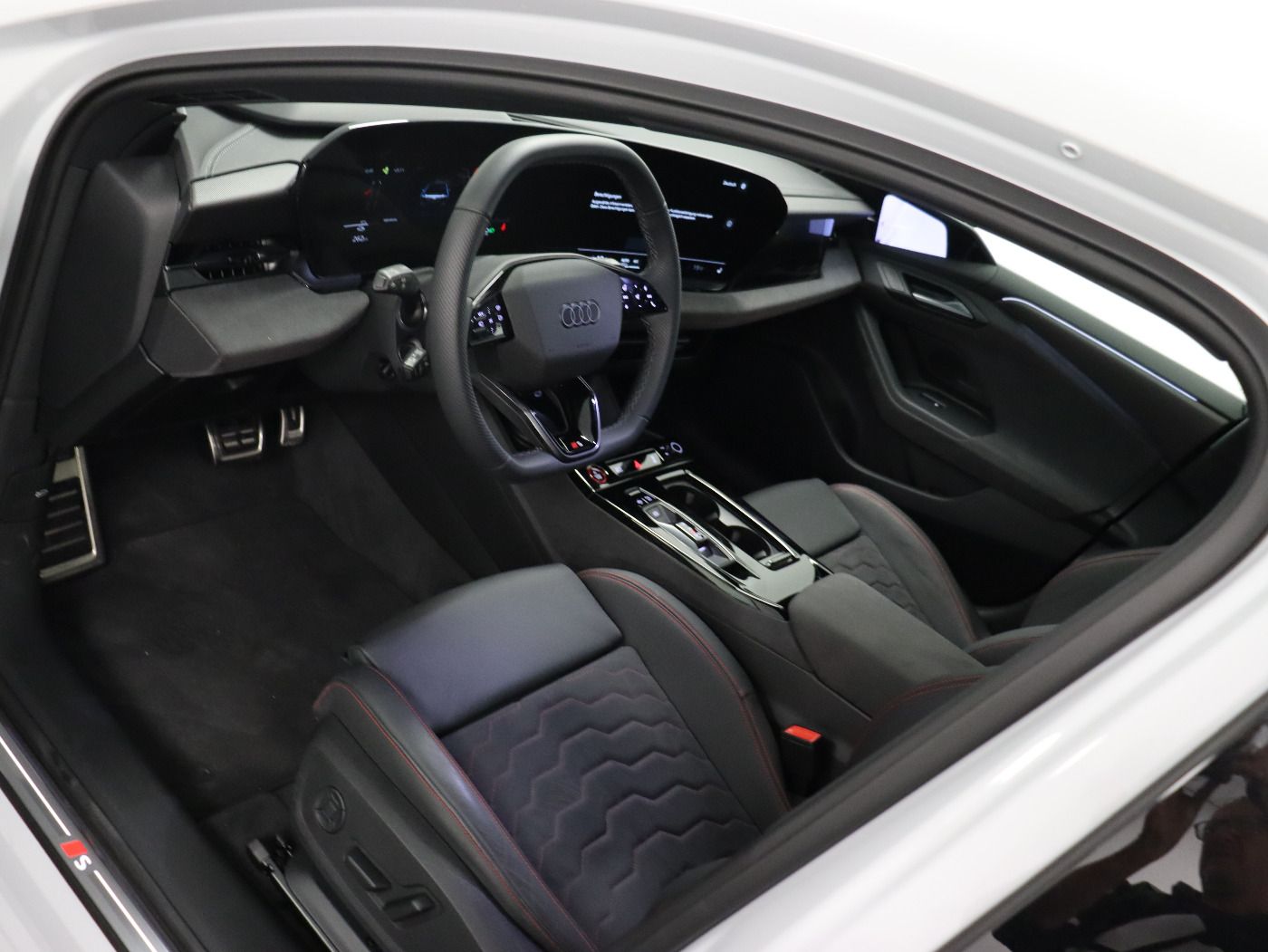 Fahrzeugabbildung Audi S6 Avant e-tron quattro B&O|HUD