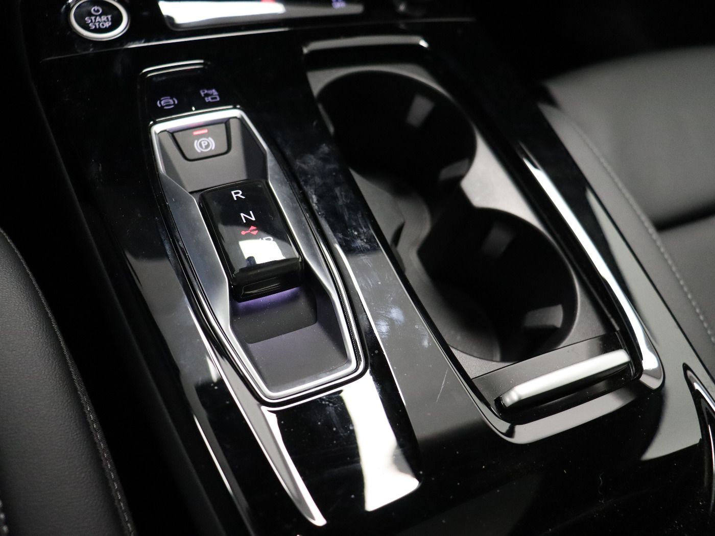 Fahrzeugabbildung Audi A6 Avant e-tron quattro S line B&O|AHK|LM