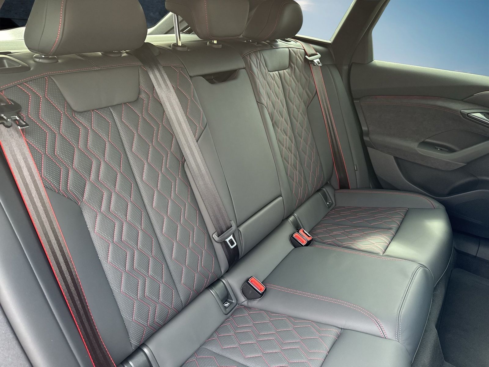 Fahrzeug autohaus mense Fahrzeugabbildung Audi A6 Avant e-tron quattro 315 kW B&O|AHK|HUD|Luft