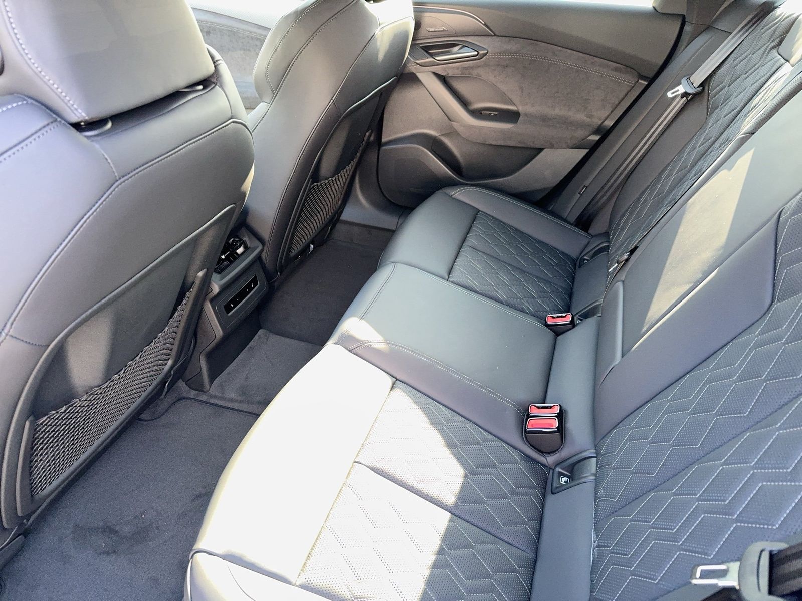 Fahrzeugabbildung Audi A6 Avant e-tron quattro 315 kW B&O|AHK|HUD|Luft