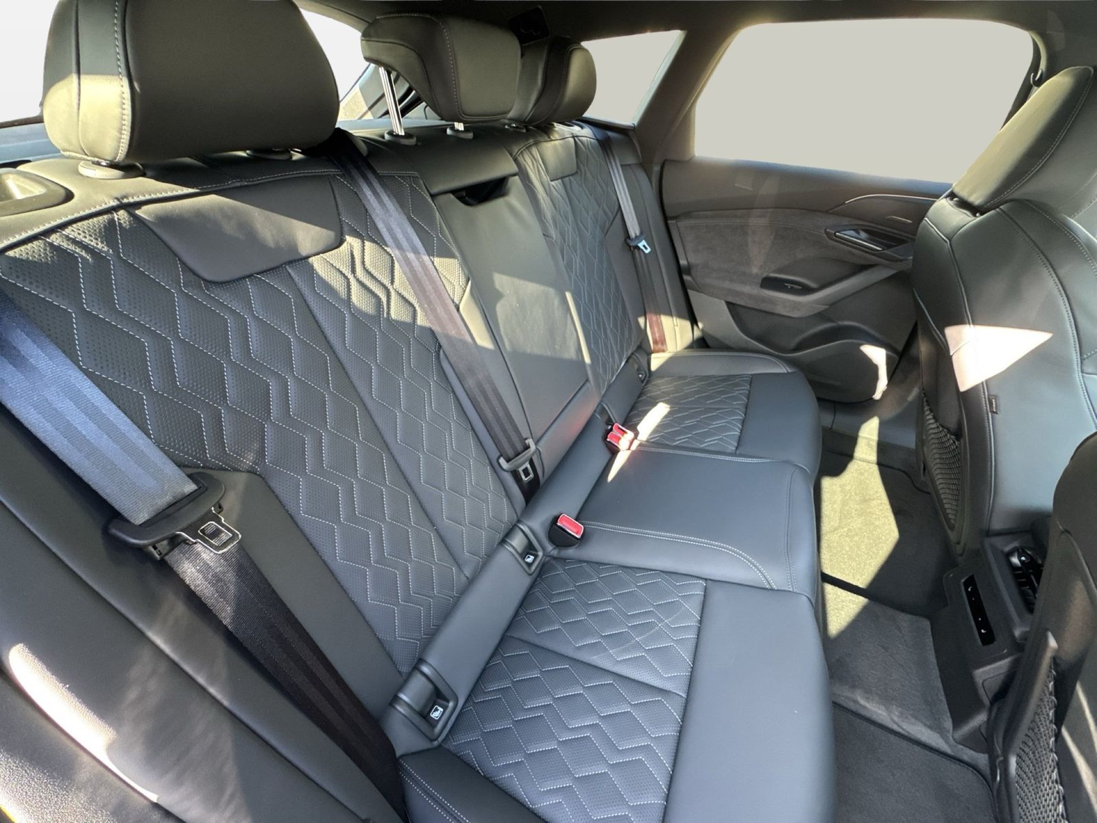 Fahrzeugabbildung Audi A6 Avant e-tron quattro 315 kW B&O|AHK|HUD|Luft