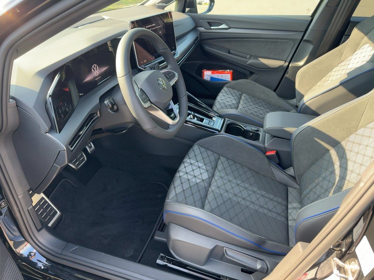 Fahrzeug autohaus mense Fahrzeugabbildung Volkswagen Golf Variant R-Line 1.5 l eTSI OPF DSG AHK Nav P - mit KI generiert/bearbeitet