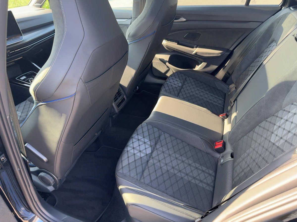 Fahrzeug autohaus mense Fahrzeugabbildung Volkswagen Golf Variant R-Line 1.5 l eTSI OPF DSG AHK Nav P - mit KI generiert/bearbeitet