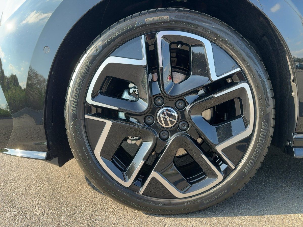 Fahrzeug autohaus mense Fahrzeugabbildung Volkswagen Golf Variant R-Line 1.5 l eTSI OPF DSG AHK Nav P - mit KI generiert/bearbeitet
