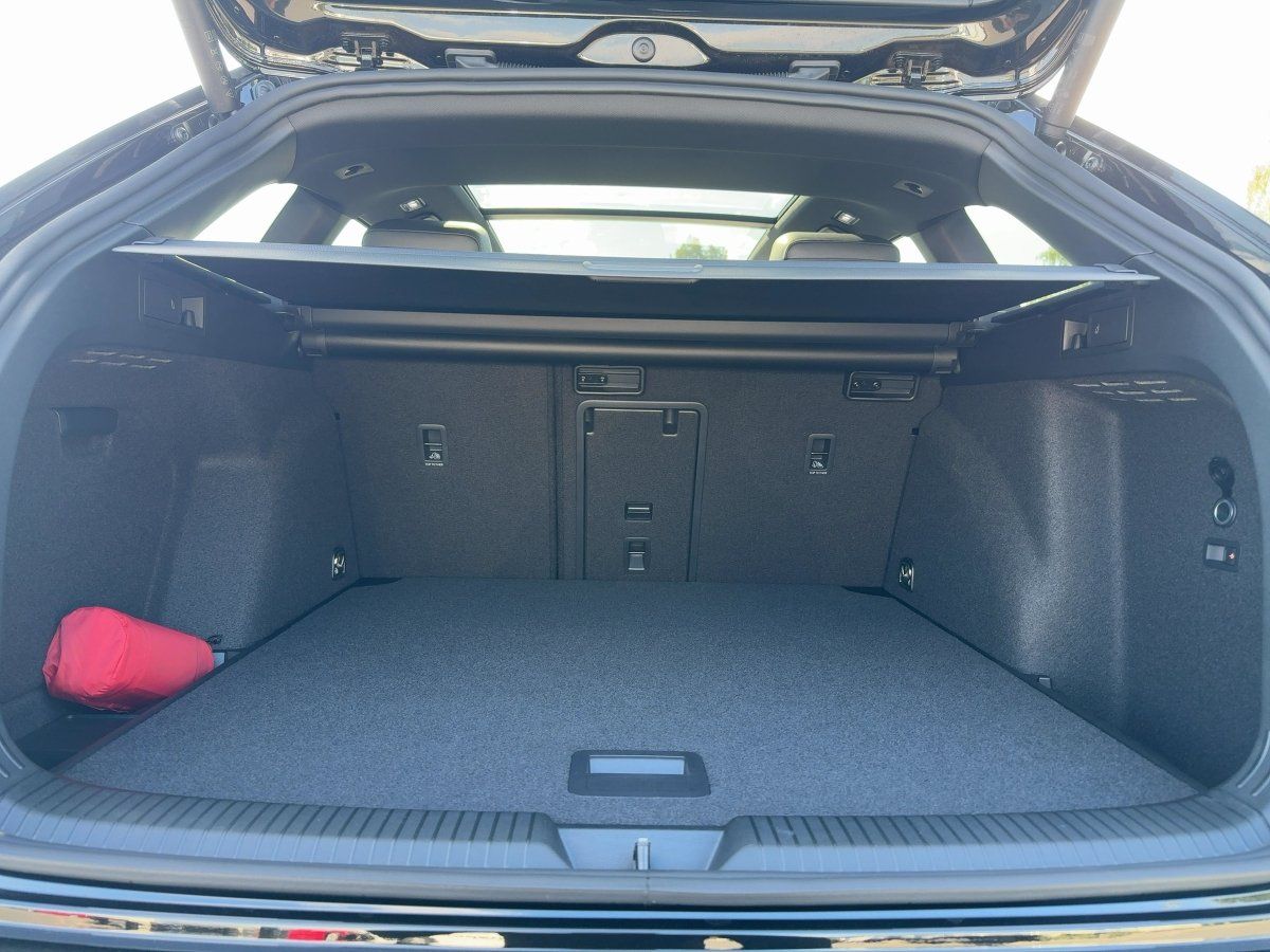 Fahrzeug autohaus mense Fahrzeugabbildung Volkswagen Golf Variant R-Line 1.5 l eTSI OPF DSG AHK Nav P - mit KI generiert/bearbeitet