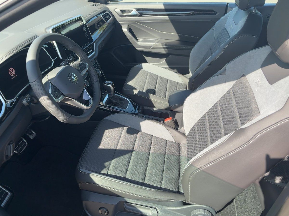 Fahrzeugabbildung Volkswagen T-Roc Cabriolet R-Line 1.5 l TSI OPF DSG Navi IQ - mit KI generiert/bearbeitet