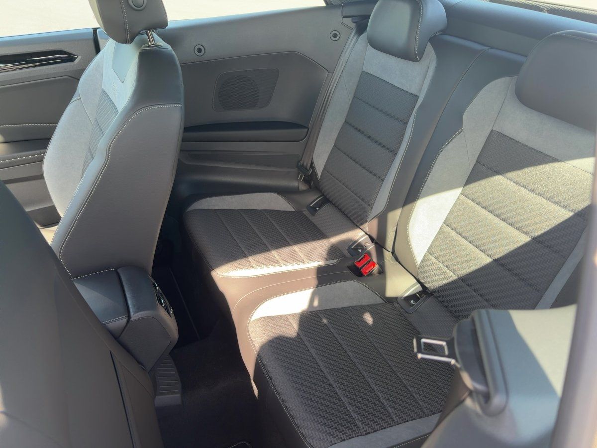Fahrzeugabbildung Volkswagen T-Roc Cabriolet R-Line 1.5 l TSI OPF DSG Navi IQ - mit KI generiert/bearbeitet