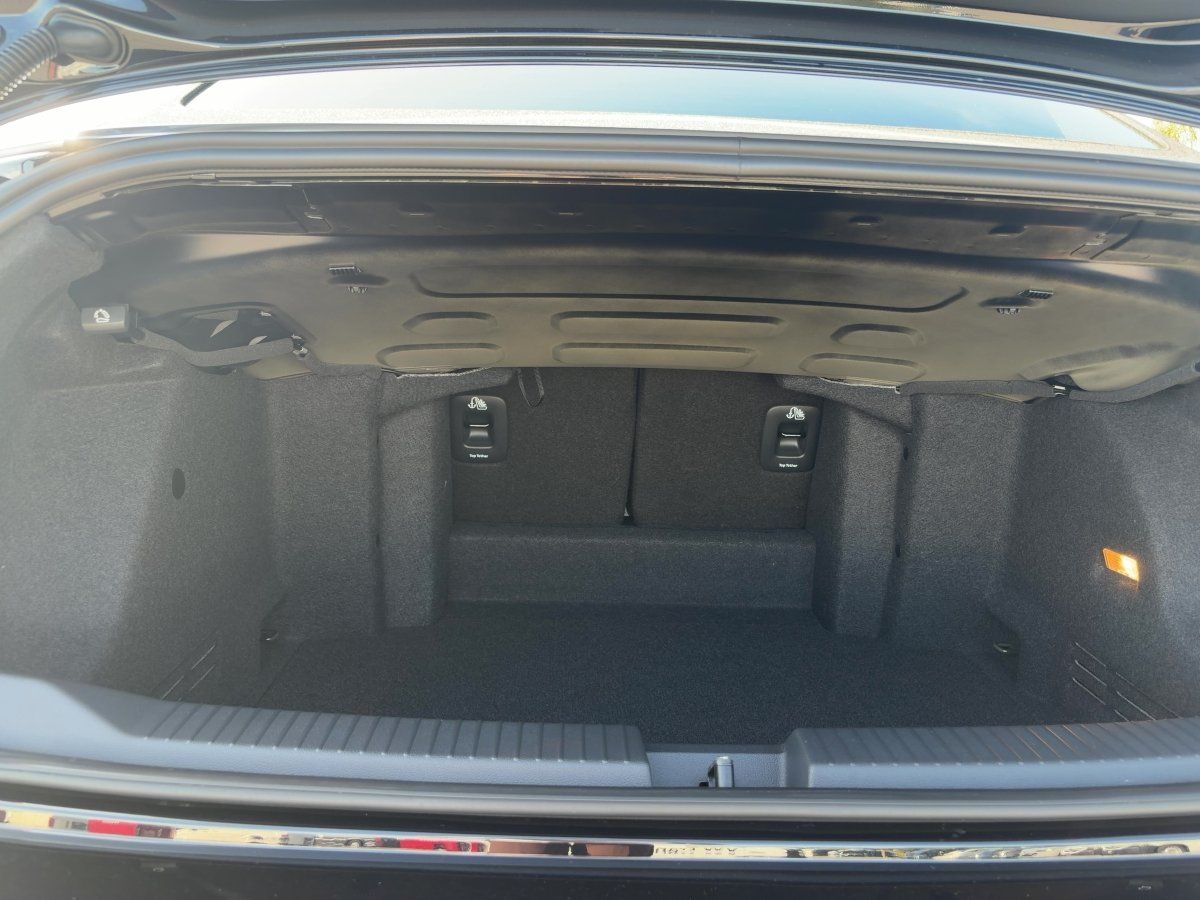 Fahrzeugabbildung Volkswagen T-Roc Cabriolet R-Line 1.5 l TSI OPF DSG Navi IQ - mit KI generiert/bearbeitet