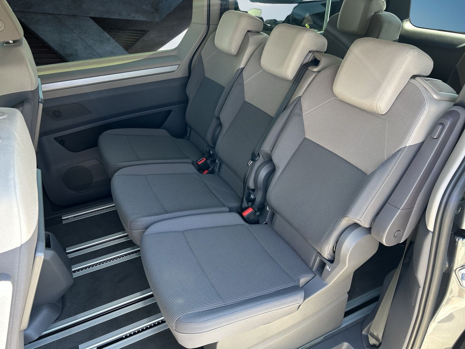 Fahrzeugabbildung Volkswagen Multivan Life Motor: 2.0 l TDI SCR 110 kW Getrie