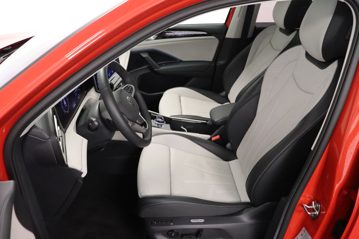Fahrzeugabbildung Volkswagen Tiguan 2.0 TDI DSG IQ.Light|Matrix|CarPlay|AHK|S