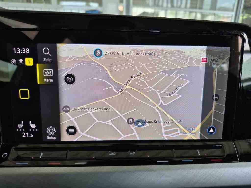 Fahrzeugabbildung Volkswagen Golf VIII Variant 2.0TDI Life CarPlay ACC LED LM - mit KI generiert/bearbeitet
