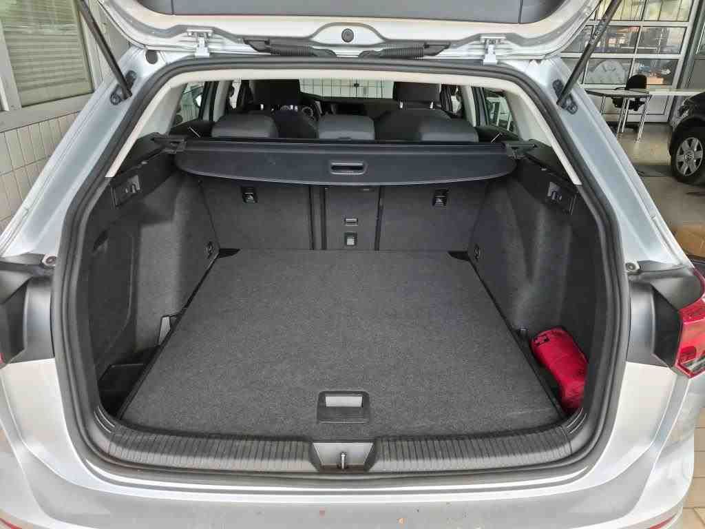 Fahrzeugabbildung Volkswagen Golf VIII Variant 2.0TDI Life CarPlay ACC LED LM - mit KI generiert/bearbeitet