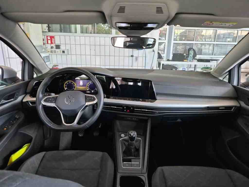 Fahrzeugabbildung Volkswagen Golf VIII Variant 2.0TDI Life CarPlay ACC LED LM - mit KI generiert/bearbeitet