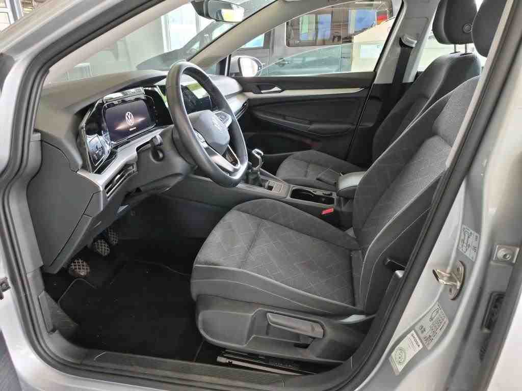Fahrzeugabbildung Volkswagen Golf VIII Variant 2.0TDI Life CarPlay ACC LED LM - mit KI generiert/bearbeitet
