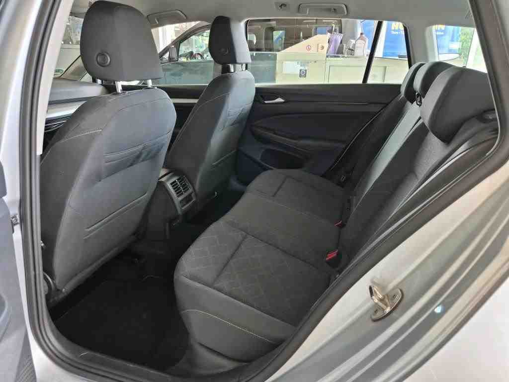 Fahrzeugabbildung Volkswagen Golf VIII Variant 2.0TDI Life CarPlay ACC LED LM - mit KI generiert/bearbeitet
