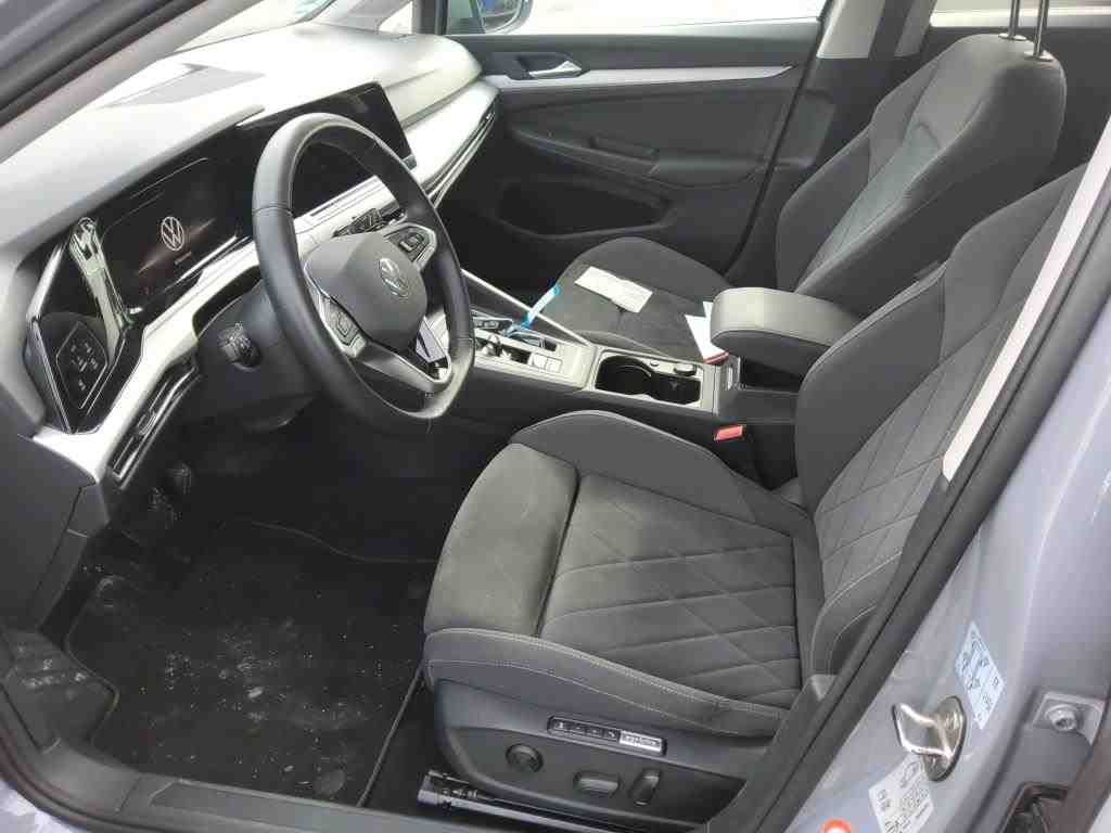 Fahrzeugabbildung Volkswagen Golf VIII Variant 2.0TDI DSG Life CarPlay ACC LM - mit KI generiert/bearbeitet