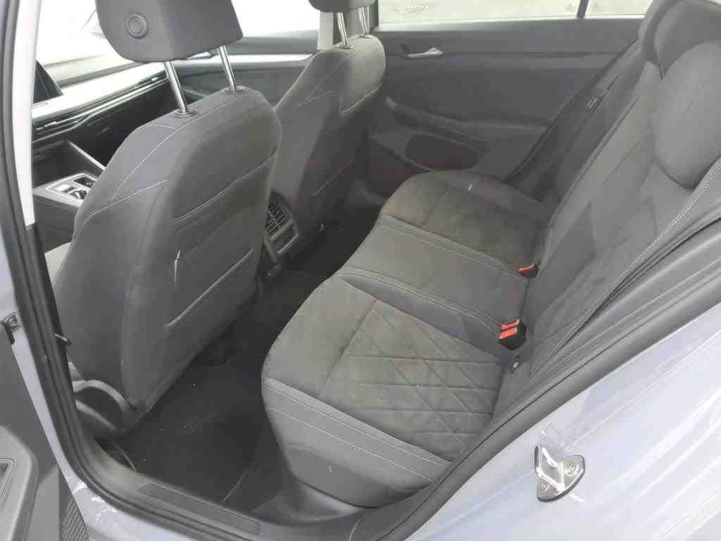 Fahrzeugabbildung Volkswagen Golf VIII Variant 2.0TDI DSG Life CarPlay ACC LM - mit KI generiert/bearbeitet