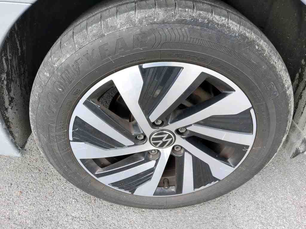 Fahrzeugabbildung Volkswagen Golf VIII Variant 2.0TDI DSG Life CarPlay ACC LM - mit KI generiert/bearbeitet