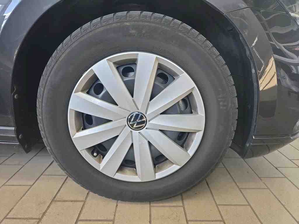 Fahrzeugabbildung Volkswagen Passat Variant 2.0TDI DSG CarPlay ACC LED Navi - mit KI generiert/bearbeitet