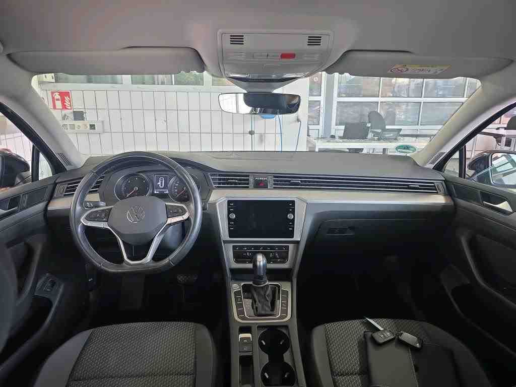 Fahrzeugabbildung Volkswagen Passat Variant 2.0TDI DSG CarPlay ACC LED Navi - mit KI generiert/bearbeitet