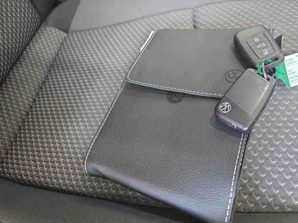 Fahrzeugabbildung Volkswagen Passat Variant 2.0TDI DSG CarPlay ACC LED Navi - mit KI generiert/bearbeitet