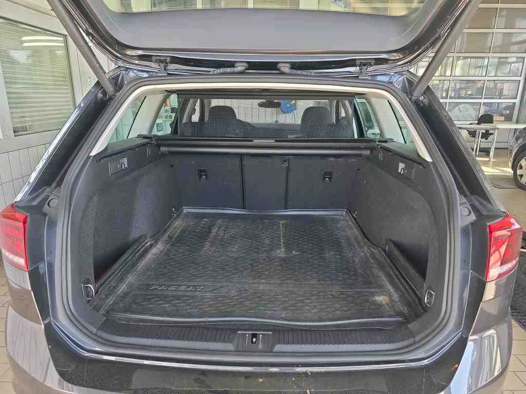 Fahrzeugabbildung Volkswagen Passat Variant 2.0TDI DSG CarPlay ACC LED Navi - mit KI generiert/bearbeitet