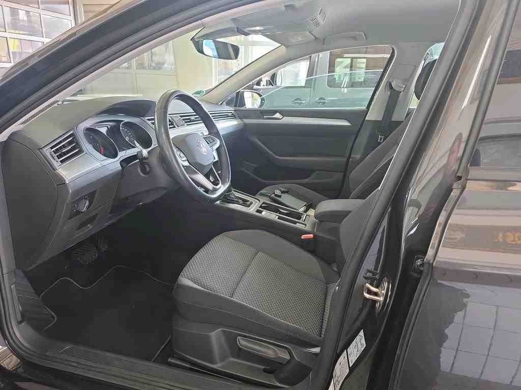 Fahrzeugabbildung Volkswagen Passat Variant 2.0TDI DSG CarPlay ACC LED Navi - mit KI generiert/bearbeitet