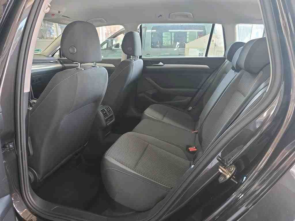 Fahrzeugabbildung Volkswagen Passat Variant 2.0TDI DSG CarPlay ACC LED Navi - mit KI generiert/bearbeitet