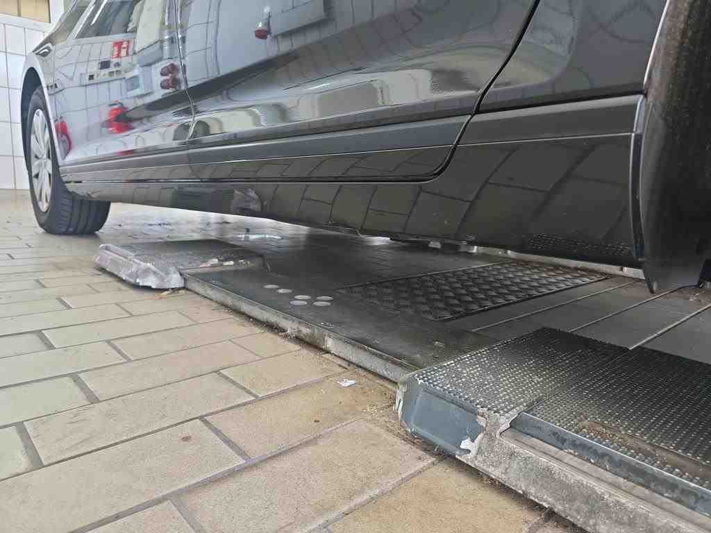 Fahrzeugabbildung Volkswagen Passat Variant 2.0TDI DSG CarPlay ACC LED Navi - mit KI generiert/bearbeitet