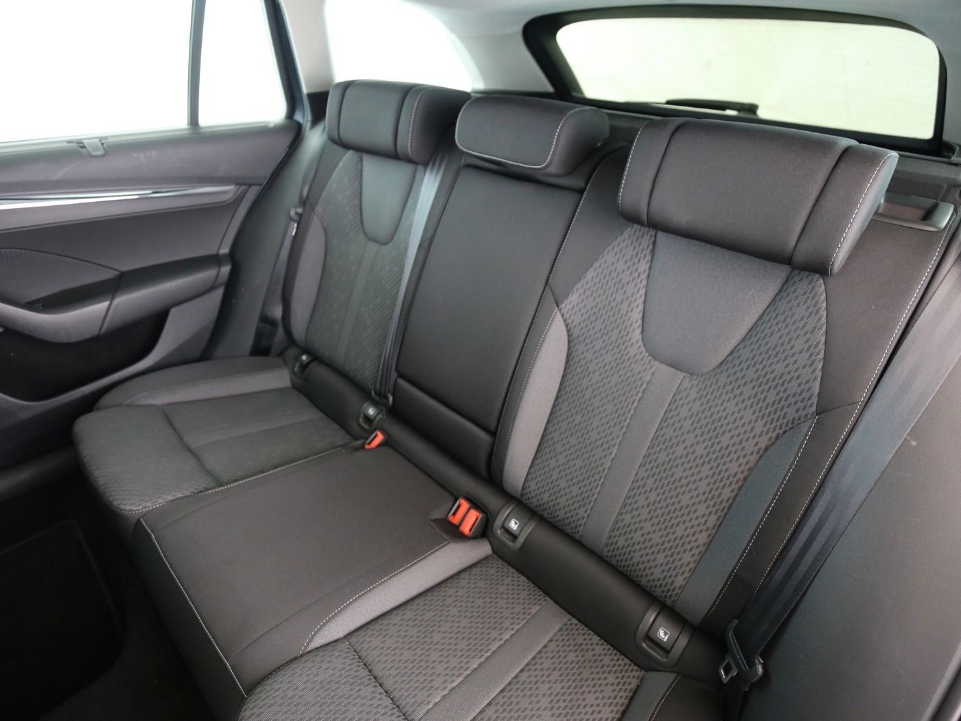 Fahrzeugabbildung SKODA Octavia Combi 2.0 TDI First Edition AHK|HUD|ACC