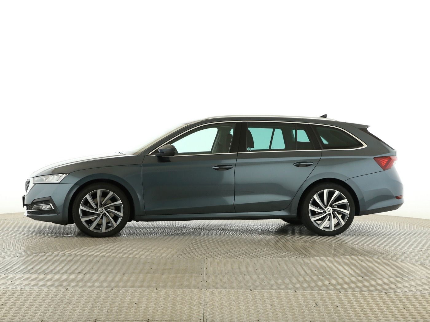 Fahrzeugabbildung SKODA Octavia Combi 2.0 TDI First Edition AHK|HUD|ACC