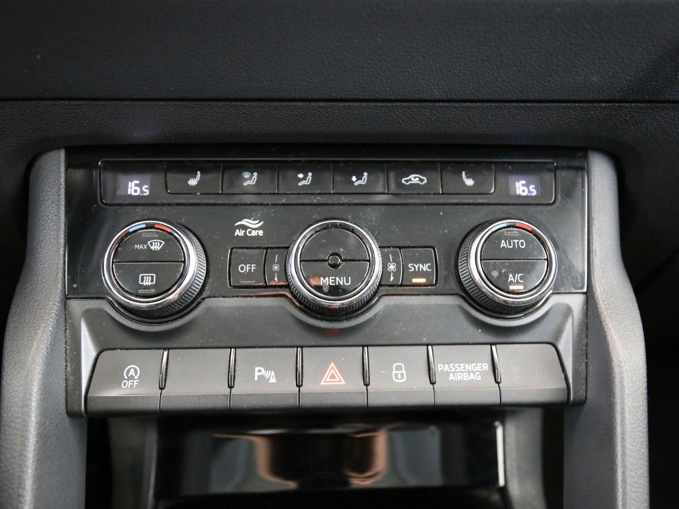 Fahrzeugabbildung SKODA Karoq 2.0 TDI Scout 4x4 DSG AHK|Pano|SD|ACC|LED|