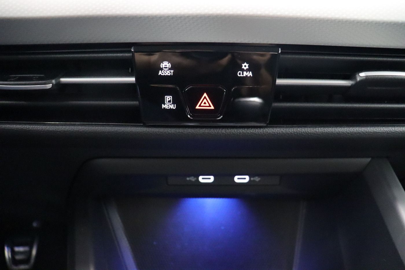 Fahrzeugabbildung Volkswagen Golf VIII 1.0 TSI MOVE CarPlay|Standhzg|ACC