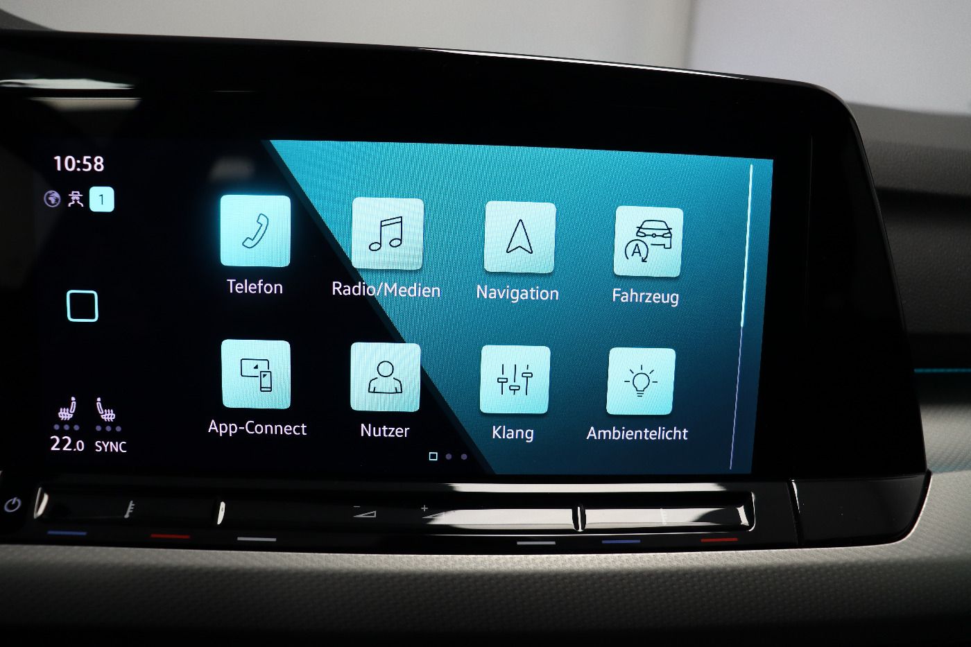 Fahrzeugabbildung Volkswagen Golf VIII 1.0 TSI MOVE CarPlay|Standhzg|ACC