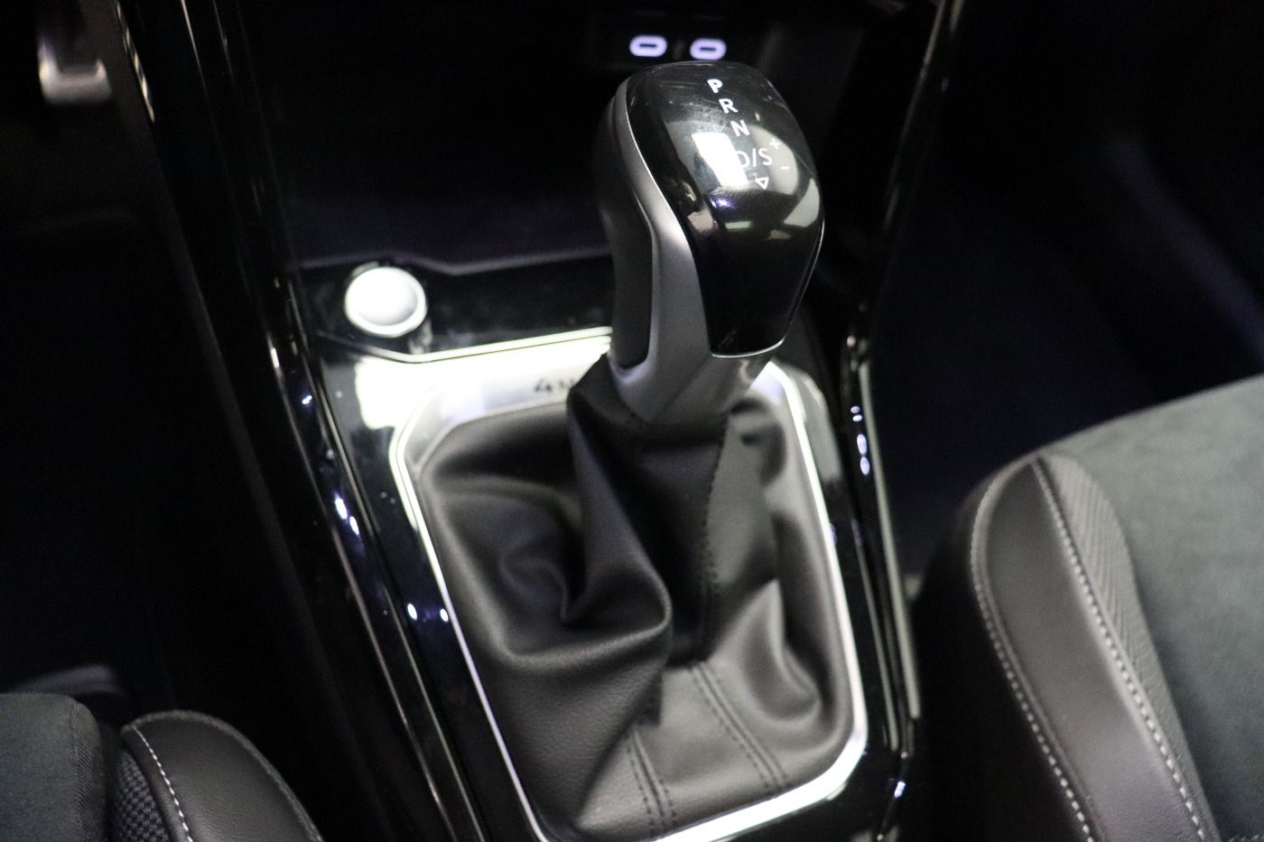 Fahrzeugabbildung Volkswagen T-Roc 2.0 TSI DSG 4Motion R-Line IQ.Light|Matrix