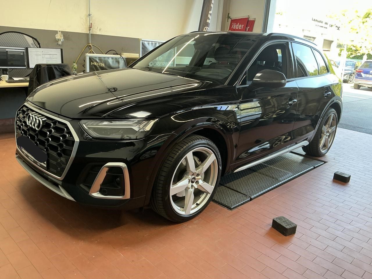 Fahrzeugabbildung Audi Q5 55 TFSIe quattro S tronic S line Matrix|CarPl