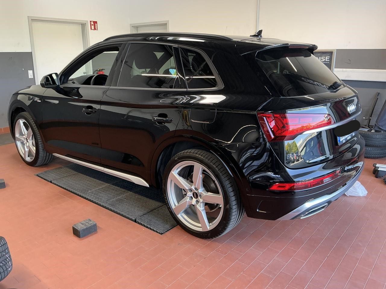 Fahrzeugabbildung Audi Q5 55 TFSIe quattro S tronic S line Matrix|CarPl