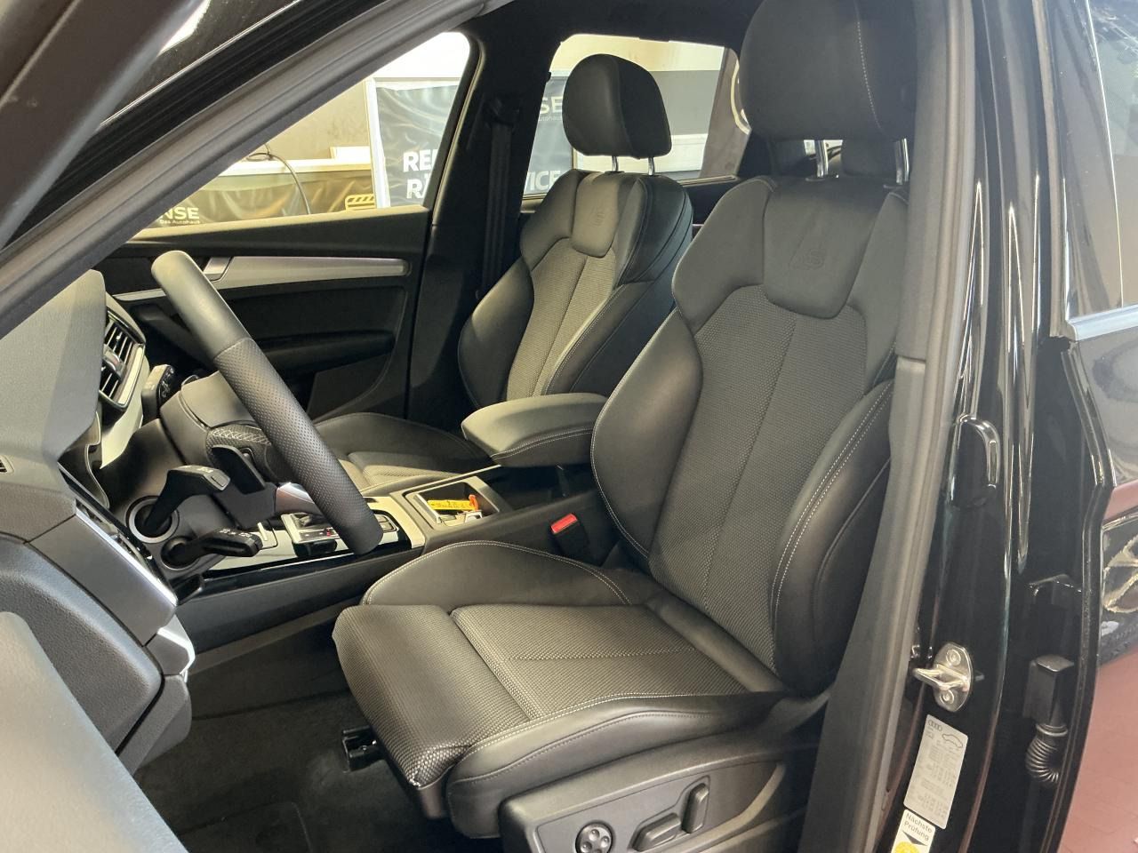 Fahrzeugabbildung Audi Q5 55 TFSIe quattro S tronic S line Matrix|CarPl