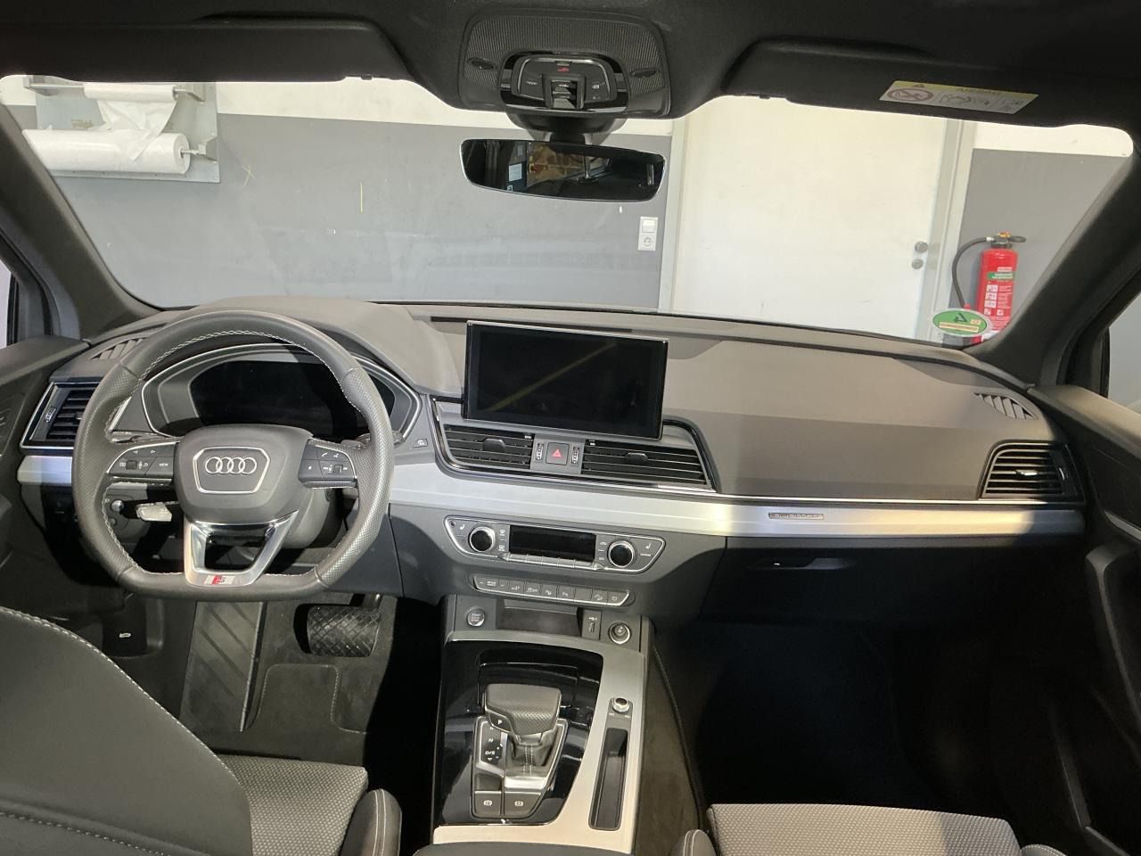 Fahrzeugabbildung Audi Q5 55 TFSIe quattro S tronic S line Matrix|CarPl
