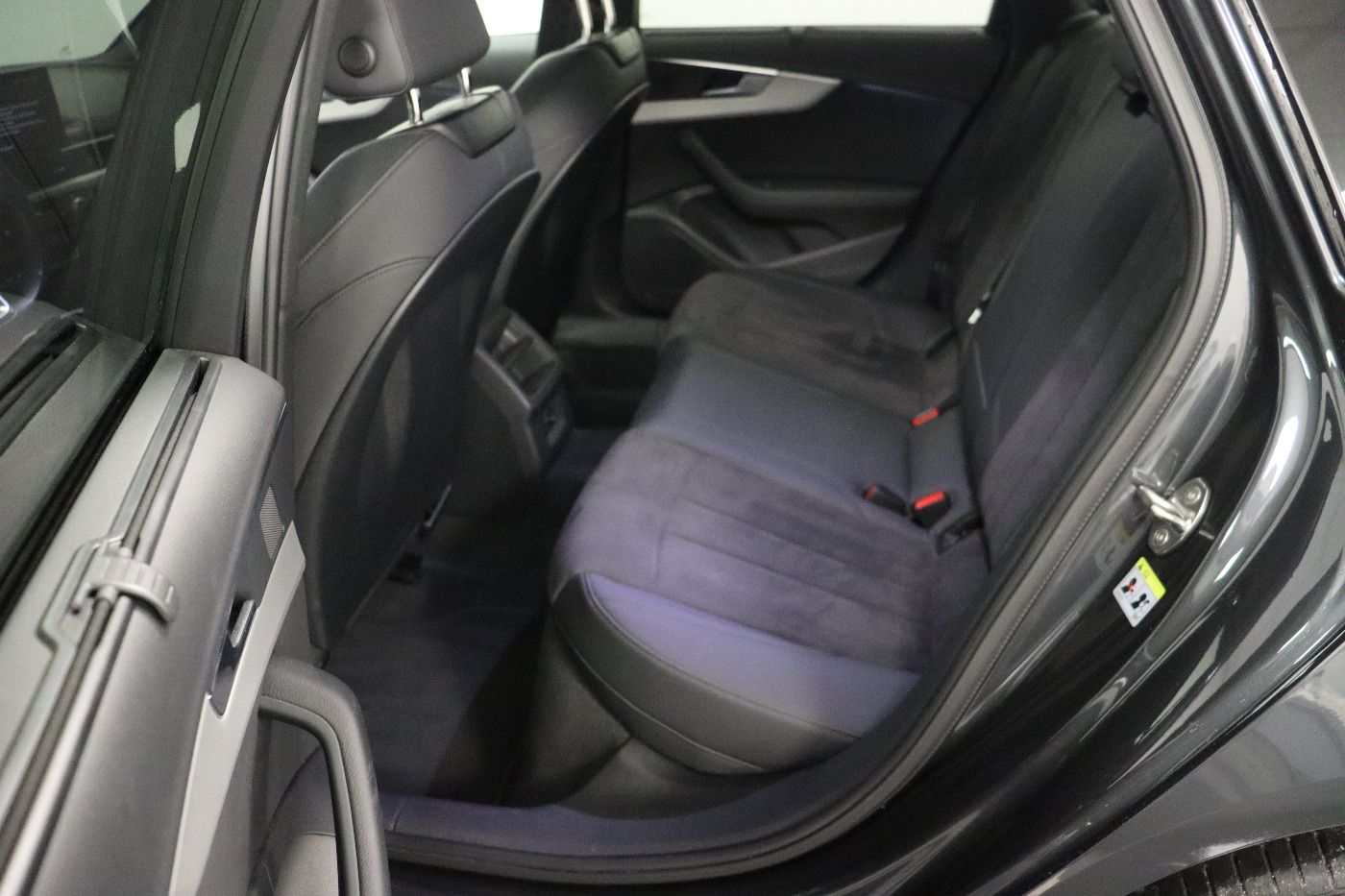 Fahrzeugabbildung Audi A4 Avant 40 TDI quattro S tronic advanced Matrix