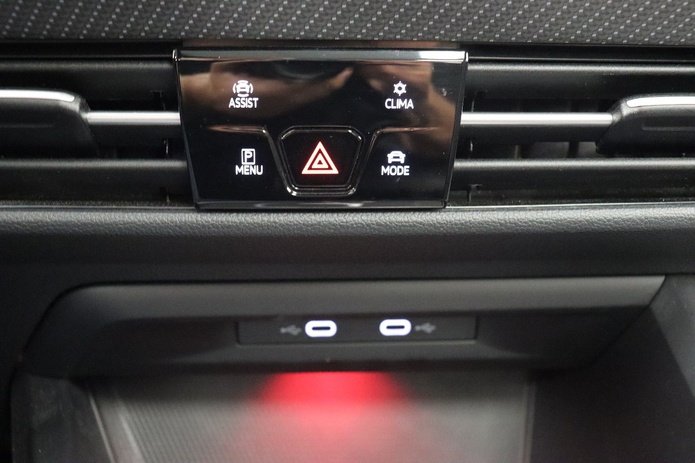 Fahrzeugabbildung Volkswagen Golf VIII Variant 2.0TDI DSG R-Line Black Style
