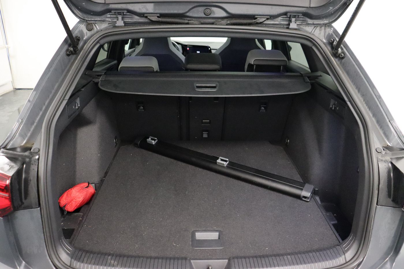 Fahrzeugabbildung Volkswagen Golf VIII Variant 2.0TDI DSG R-Line Black Style
