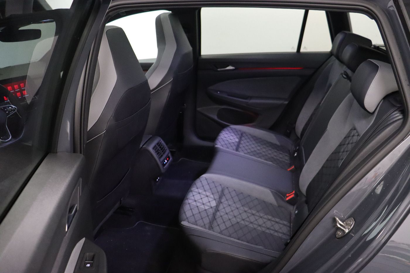 Fahrzeugabbildung Volkswagen Golf VIII Variant 2.0TDI DSG R-Line Black Style