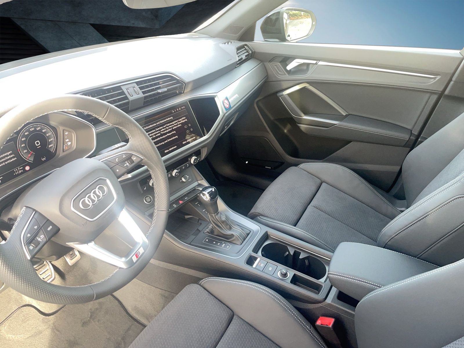 Fahrzeugabbildung Audi Q3 Sportback 40TFSI S-Line Matrix|AHK|Pano